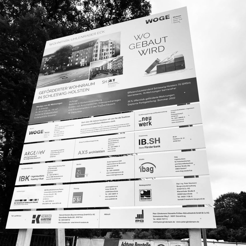 Bauschild steht, Baugrube wächst, Verbau wird eingebracht … Läuft! In Kiel-Hassee entsteht ein neues Wohnquartier der WOGE Wohnungsbau-Genossenschaft Kiel eG: 62 moderne Wohnungen unterschiedlicher Größe, teilw. gefördert und barrierefrei, Effizienzhaus-Standard SH 70. Fertig im Sommer 2022. #kiel #hassee #bauschild #verbau #baumaschinen #bagger