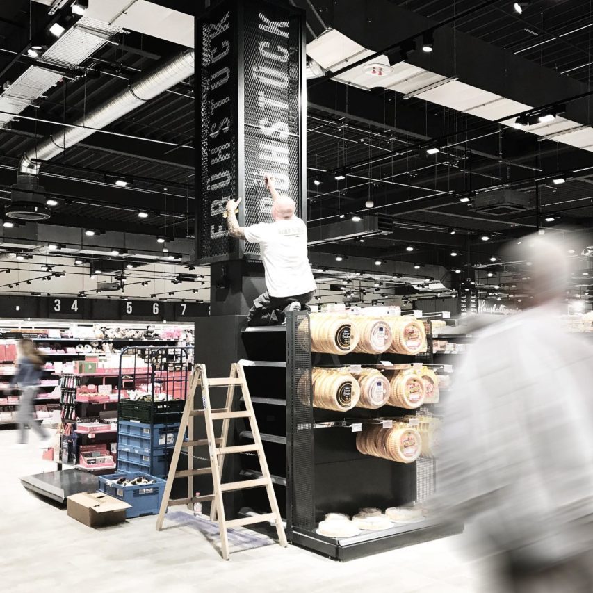 Es ist angerichtet! Heute eröffnet der EDEKA @kommzumeyers in Neumünster im #freesencenter! Auf über 5.000qm können Sie ein neues Einkaufsgefühl erleben. Der Supermarkt mit Marktgefühl! Für mehr Regionalität und Identität! Wir lieben Lebensmittel! Wir lieben Architektur! Es ist angerichtet! Heute eröffnet der EDEKA @kommzumeyers in Neumünster im #freesencenter! Auf über 5.000qm können Sie ein neues Einkaufsgefühl erleben. Der Supermarkt mit Marktgefühl! Für mehr Regionalität und Identität! Wir lieben Lebensmittel! Wir lieben Architektur!
